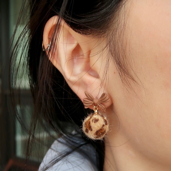 Handmade PomPom Ribbon Earring - Picture 4 of 4